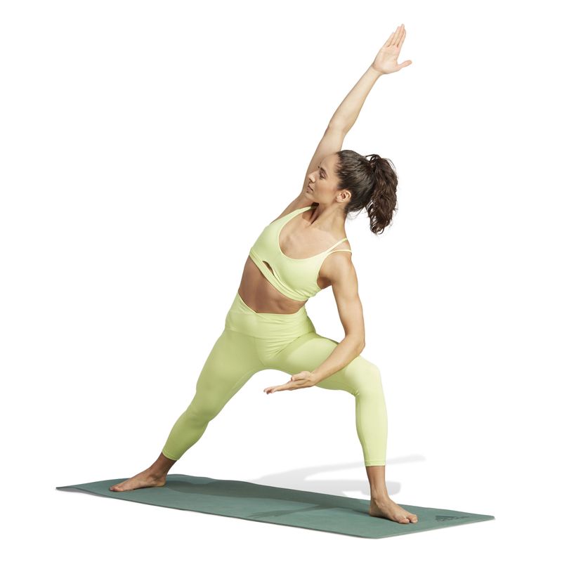 Top-adidas-para-mujer-Yo-L-Sto-Ls-Bra-para-entrenamiento-color-verde.-Modelo-En-Movimiento