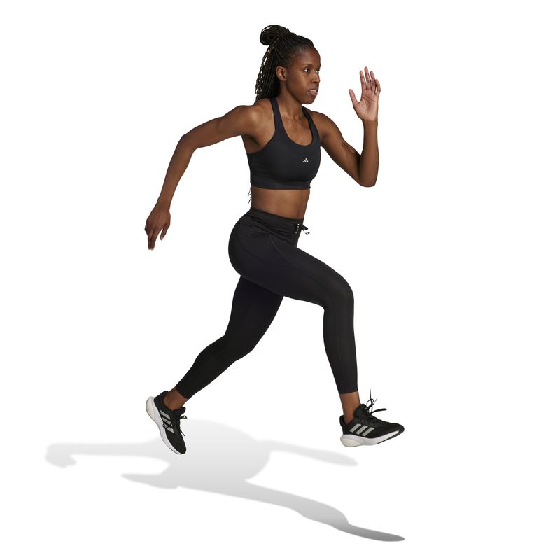 Capri-adidas-para-mujer-Run-Ess-7-8-Pp-para-correr-color-negro.-Modelo-En-Movimiento