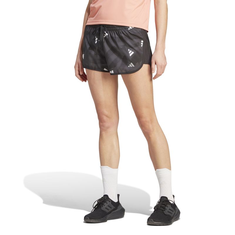 Pantaloneta-adidas-para-mujer-Run-It-Bl-Short-para-correr-color-negro.-Frente-Sobre-Modelo