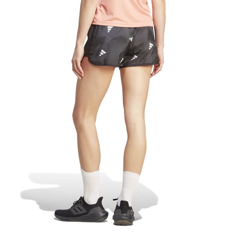 Pantaloneta-adidas-para-mujer-Run-It-Bl-Short-para-correr-color-negro.-Reverso-Sobre-Modelo