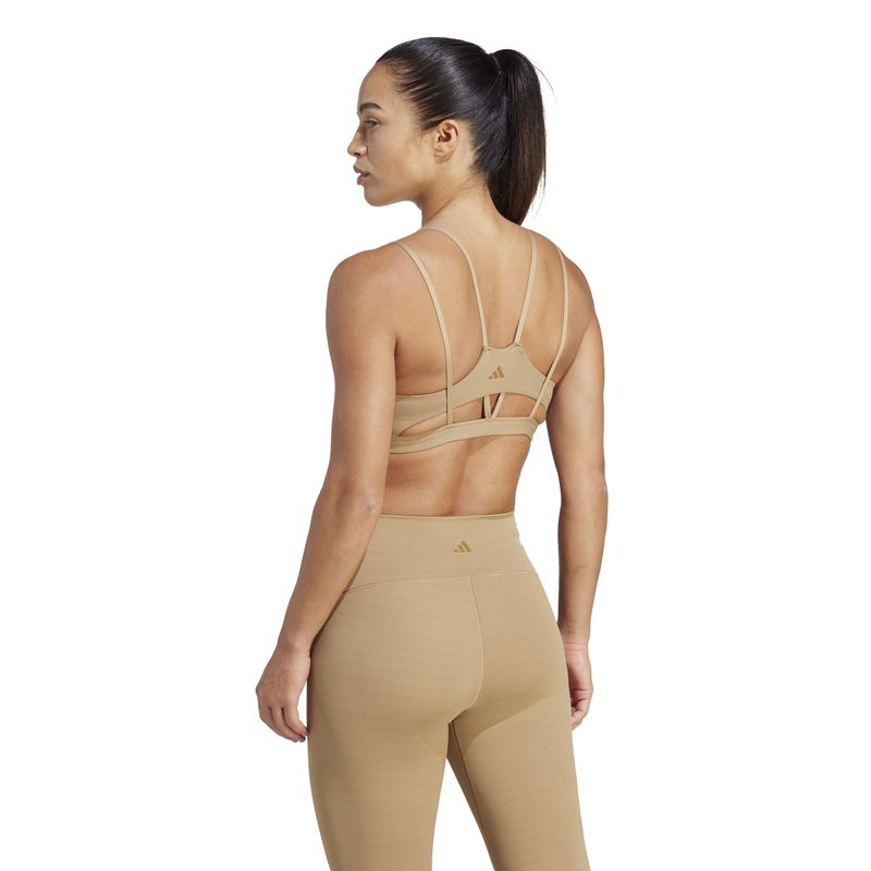 Top-adidas-para-mujer-Yo-L-Sto-Ls-Bra-para-entrenamiento-color-beige.-Reverso-Sobre-Modelo