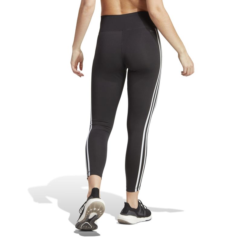 Capri-adidas-para-mujer-Te-3S-78-Tig-para-entrenamiento-color-negro.-Reverso-Sobre-Modelo