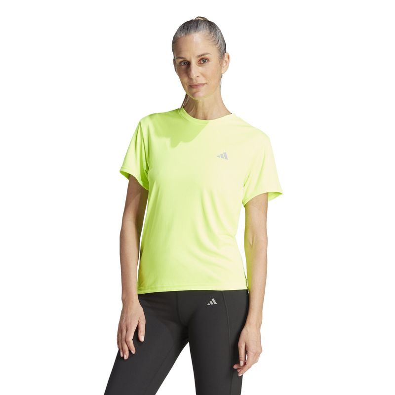 Camiseta-Manga-Corta-adidas-para-mujer-Run-It-Tee-para-correr-color-verde.-Frente-Sobre-Modelo
