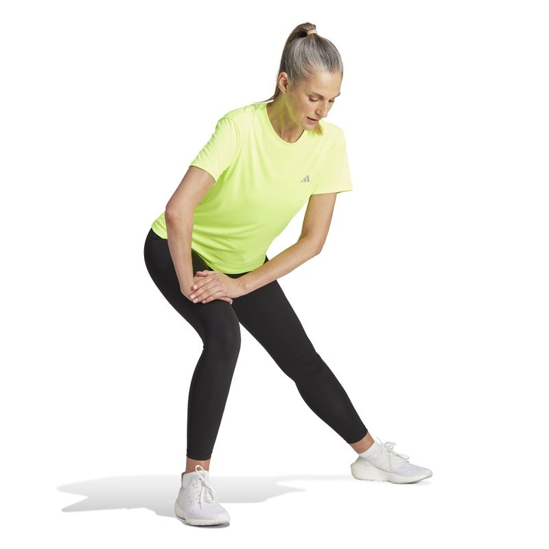 Camiseta-Manga-Corta-adidas-para-mujer-Run-It-Tee-para-correr-color-verde.-Modelo-En-Movimiento