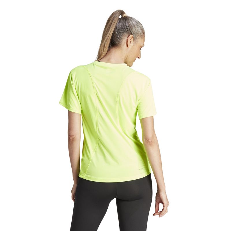 Camiseta-Manga-Corta-adidas-para-mujer-Run-It-Tee-para-correr-color-verde.-Reverso-Sobre-Modelo