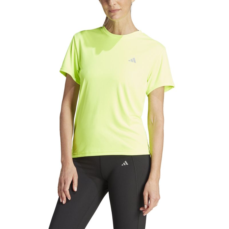 Camiseta-Manga-Corta-adidas-para-mujer-Run-It-Tee-para-correr-color-verde.-Zoom-Frontal-Sobre-Modelo