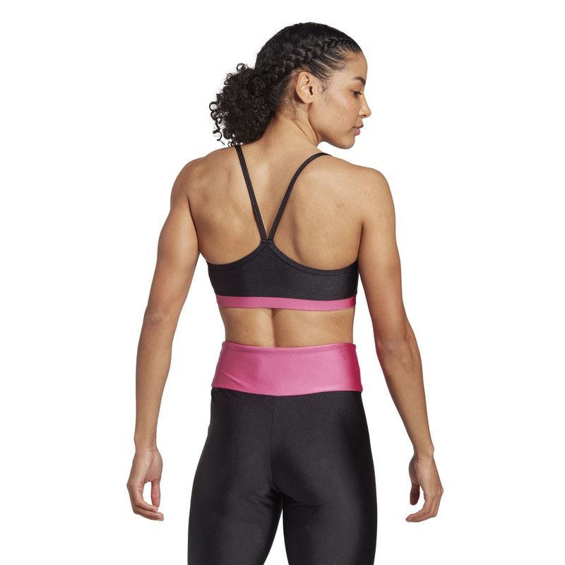 Top-adidas-para-mujer-Aer-Ls-Bra-L-para-entrenamiento-color-negro.-Reverso-Sobre-Modelo