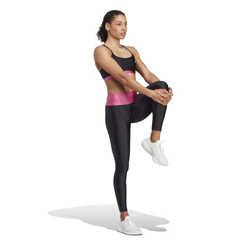 Top-adidas-para-mujer-Aer-Ls-Bra-L-para-entrenamiento-color-negro.-Modelo-En-Movimiento