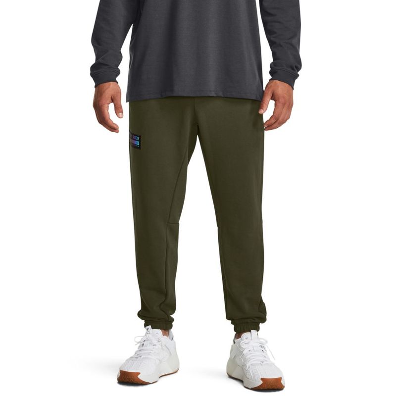 Pantalon-under-armour-para-hombre-Pjt-Rock-Hwt-Terry-Pant-para-entrenamiento-color-verde.-Frente-Sobre-Modelo