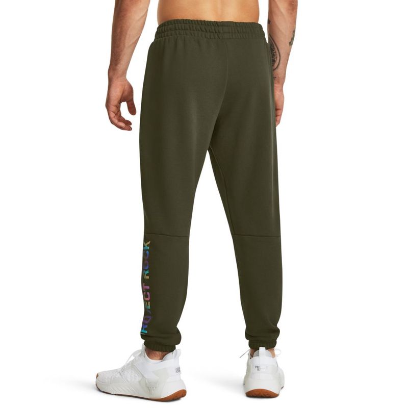 Pantalon-under-armour-para-hombre-Pjt-Rock-Hwt-Terry-Pant-para-entrenamiento-color-verde.-Reverso-Sobre-Modelo