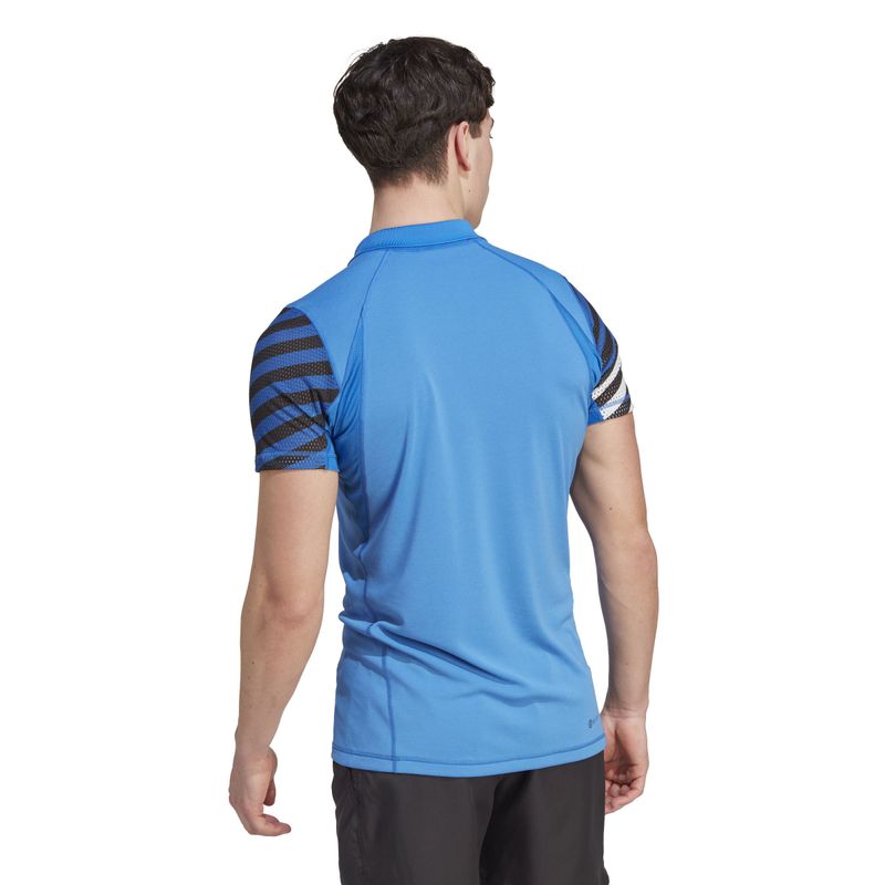Polo-adidas-para-hombre-Ny-Flft-Polo-para-tenis-color-azul.-Reverso-Sobre-Modelo