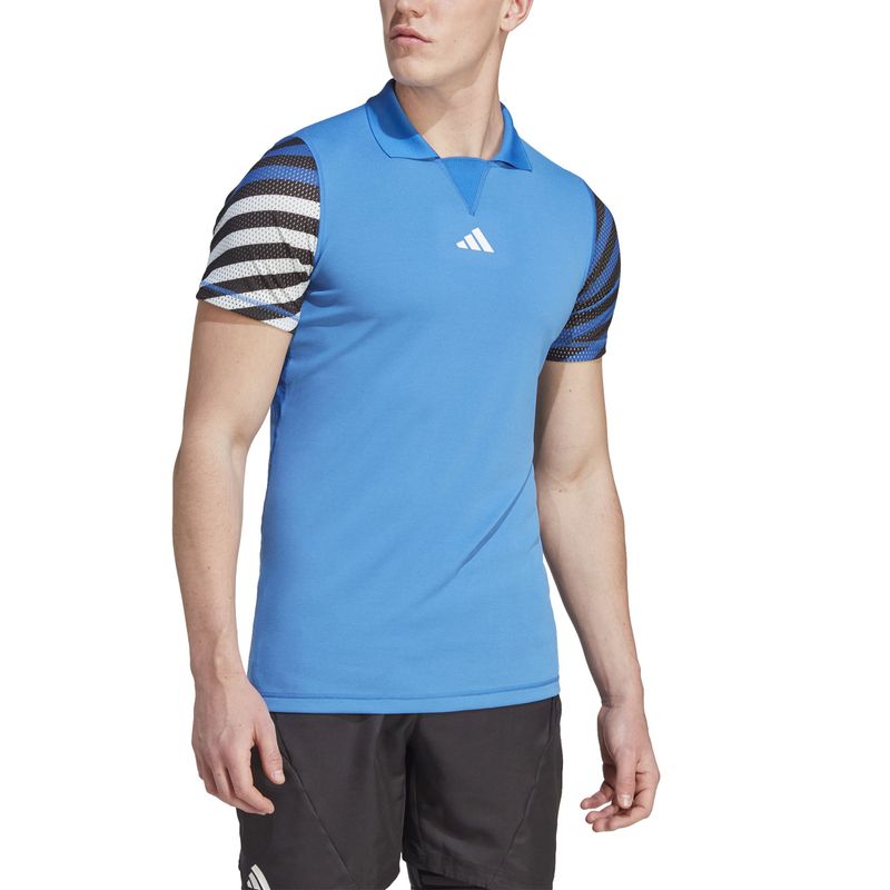 Polo-adidas-para-hombre-Ny-Flft-Polo-para-tenis-color-azul.-Zoom-Frontal-Sobre-Modelo