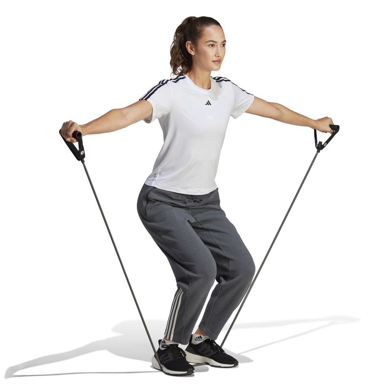 Camiseta-Manga-Corta-adidas-para-mujer-Tr-Es-3S-T-para-entrenamiento-color-blanco.-Modelo-En-Movimiento