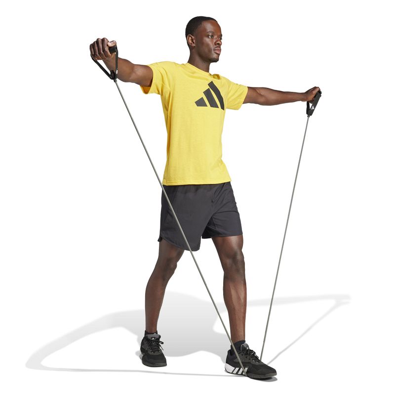 Camiseta-Manga-Corta-adidas-para-hombre-Tr-Es-Fr-Logo-T-para-entrenamiento-color-amarillo.-Modelo-En-Movimiento