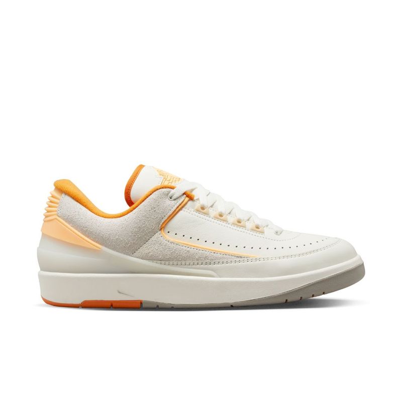 Tenis-nike-para-hombre-Air-Jordan-2-Retro-Low-para-moda-color-beige.-Lateral-Externa-Derecha