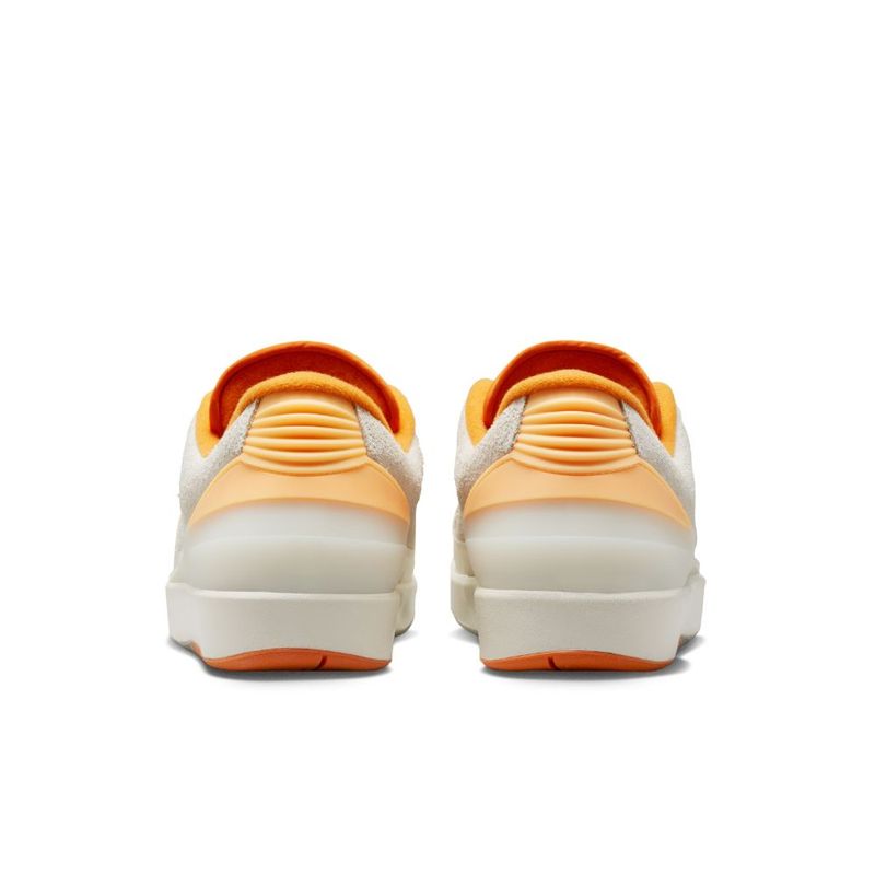 Tenis-nike-para-hombre-Air-Jordan-2-Retro-Low-para-moda-color-beige.-Talon