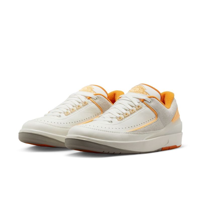 Tenis-nike-para-hombre-Air-Jordan-2-Retro-Low-para-moda-color-beige.-Par-Alineados