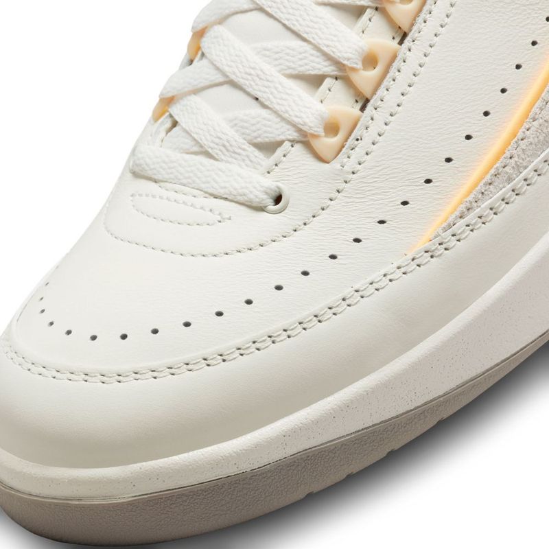 Tenis-nike-para-hombre-Air-Jordan-2-Retro-Low-para-moda-color-beige.-Detalle-1
