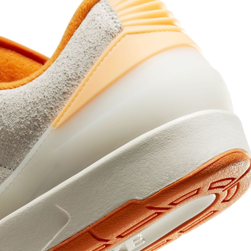 Tenis-nike-para-hombre-Air-Jordan-2-Retro-Low-para-moda-color-beige.-Detalle-2