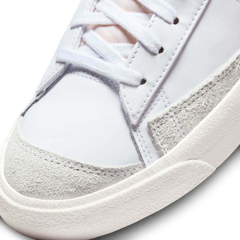 Tenis-nike-para-hombre-Blazer-Mid--77-Vntg-para-moda-color-blanco.-Detalle-1