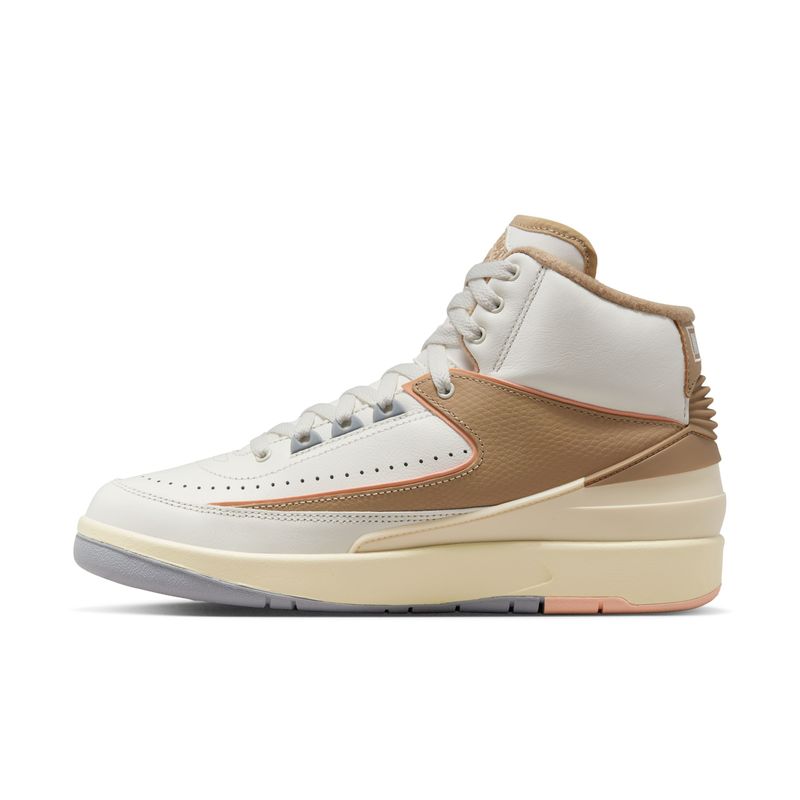 Tenis-nike-para-mujer-Wmns-Air-Jordan-2-Retro-para-moda-color-beige.-Lateral-Interna-Derecha
