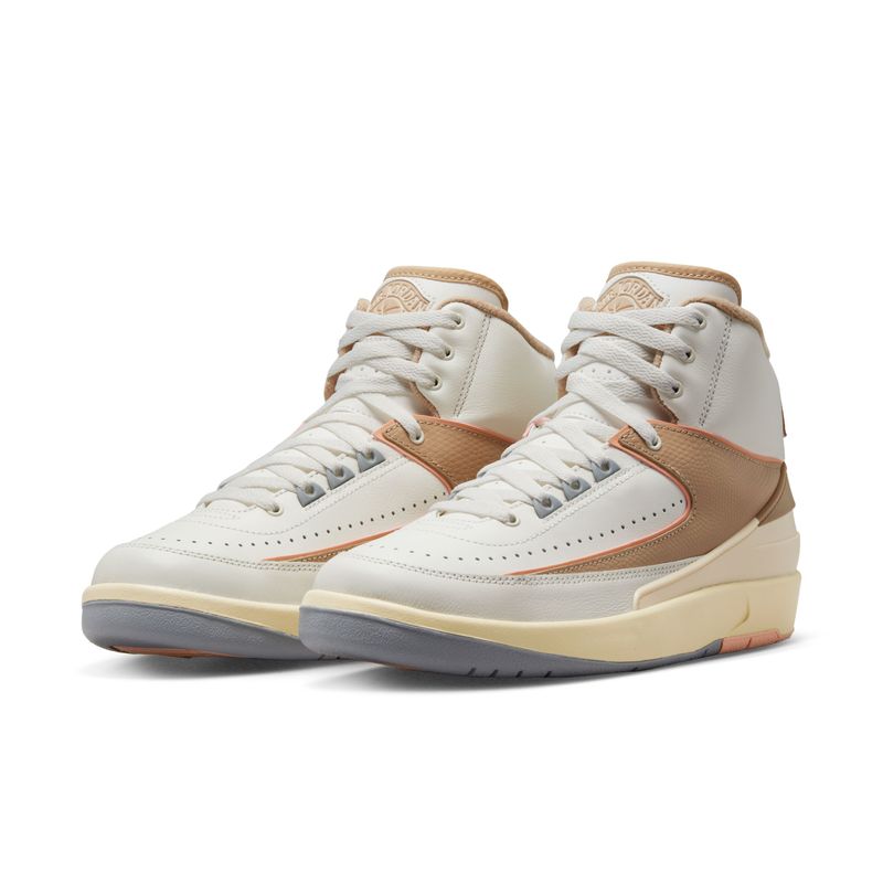 Tenis-nike-para-mujer-Wmns-Air-Jordan-2-Retro-para-moda-color-beige.-Par-Alineados