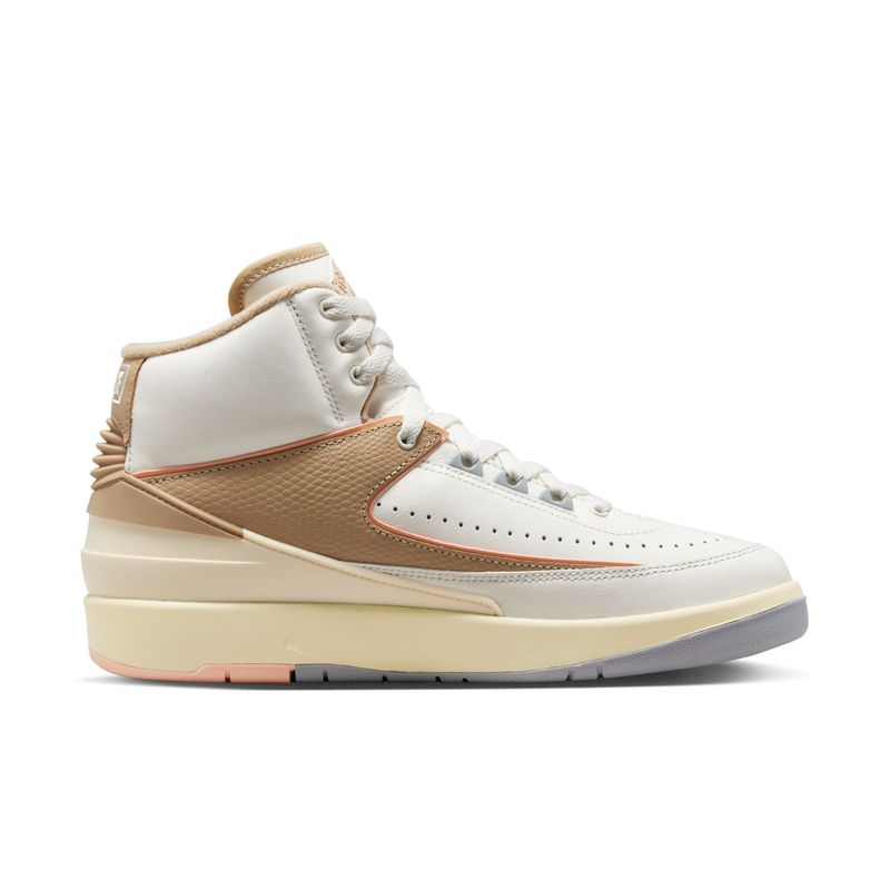 Tenis-nike-para-mujer-Wmns-Air-Jordan-2-Retro-para-moda-color-beige.-Lateral-Interna-Izquierda