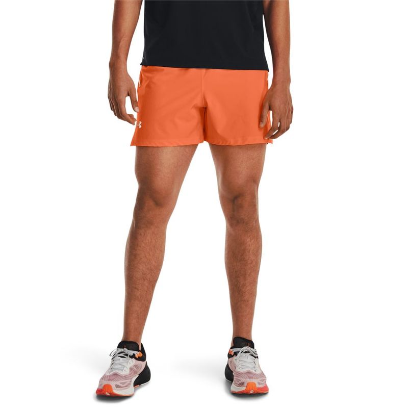 Pantaloneta-under-armour-para-hombre-Launch-Elite-5-Short-para-correr-color-naranja.-Frente-Sobre-Modelo