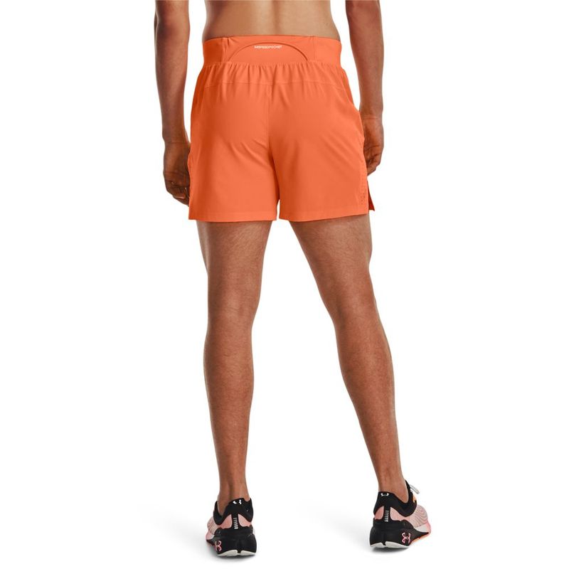 Pantaloneta-under-armour-para-hombre-Launch-Elite-5-Short-para-correr-color-naranja.-Reverso-Sobre-Modelo