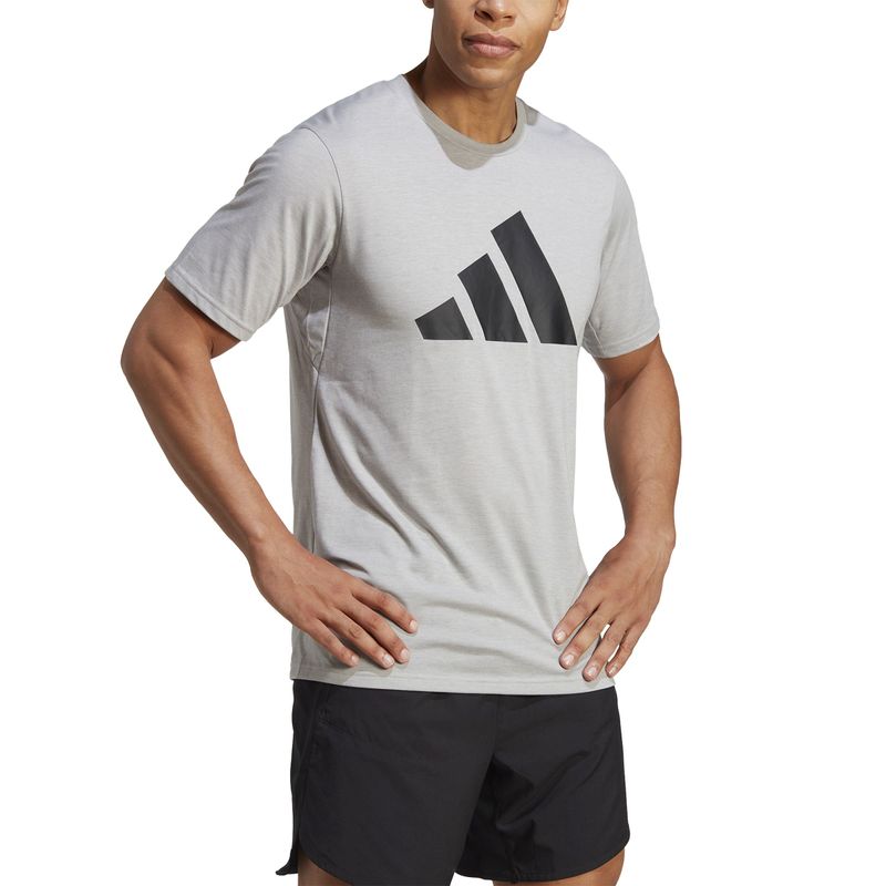 Camiseta-Manga-Corta-adidas-para-hombre-Tr-Es-Fr-Logo-T-para-entrenamiento-color-gris.-Zoom-Frontal-Sobre-Modelo