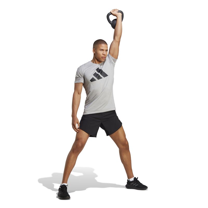 Camiseta-Manga-Corta-adidas-para-hombre-Tr-Es-Fr-Logo-T-para-entrenamiento-color-gris.-Modelo-En-Movimiento