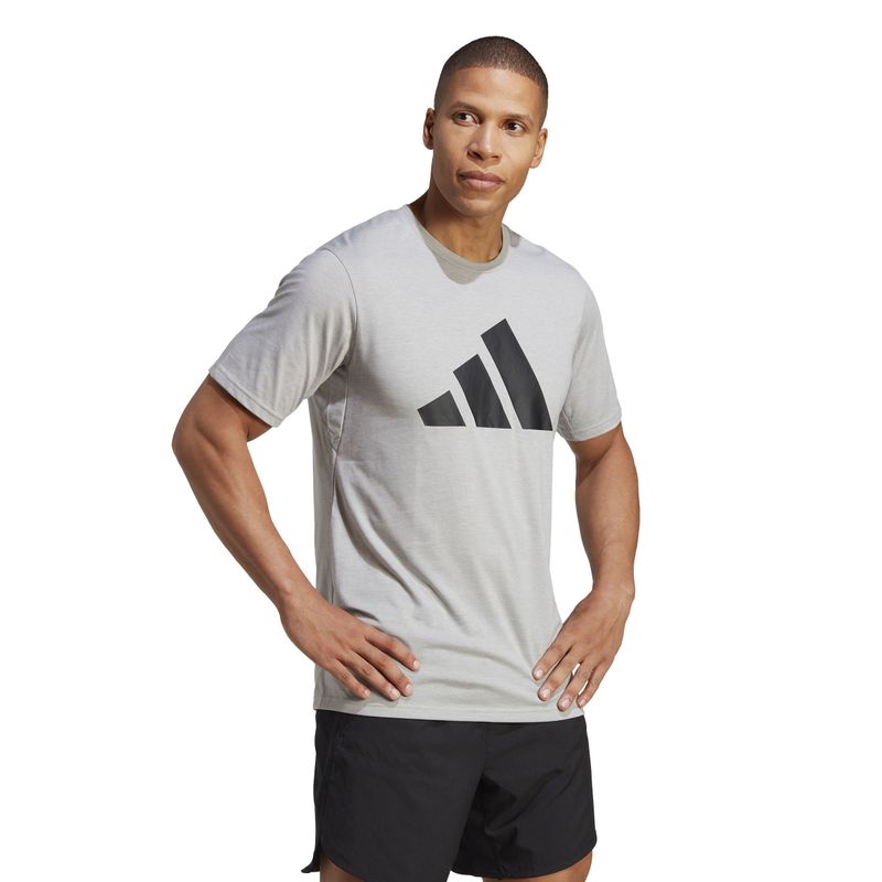 Camiseta-Manga-Corta-adidas-para-hombre-Tr-Es-Fr-Logo-T-para-entrenamiento-color-gris.-Frente-Sobre-Modelo