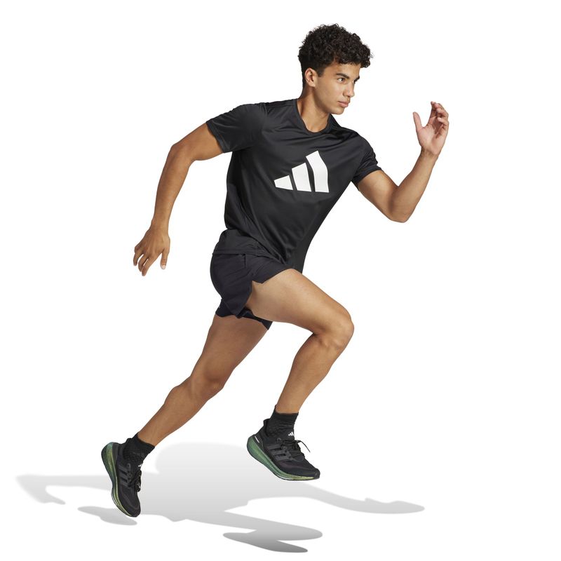 Camiseta-Manga-Corta-adidas-para-hombre-Run-It-Tee-para-correr-color-negro.-Modelo-En-Movimiento