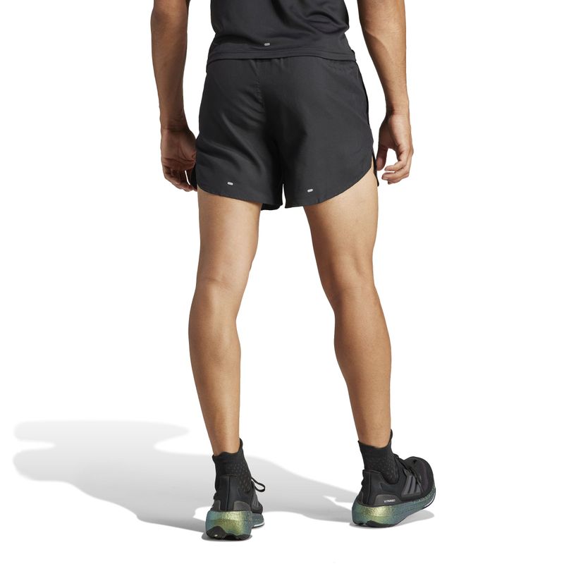 Pantaloneta-adidas-para-hombre-Run-It-Short-para-correr-color-negro.-Reverso-Sobre-Modelo