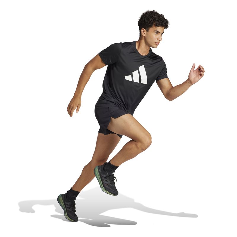 Pantaloneta-adidas-para-hombre-Run-It-Short-para-correr-color-negro.-Modelo-En-Movimiento