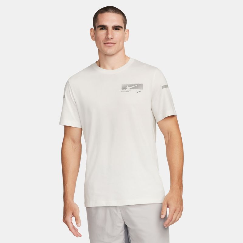 Camiseta-Manga-Corta-nike-para-hombre-M-Nk-Df-Tee-Flash-Hbr-para-entrenamiento-color-negro.-Frente-Sobre-Modelo