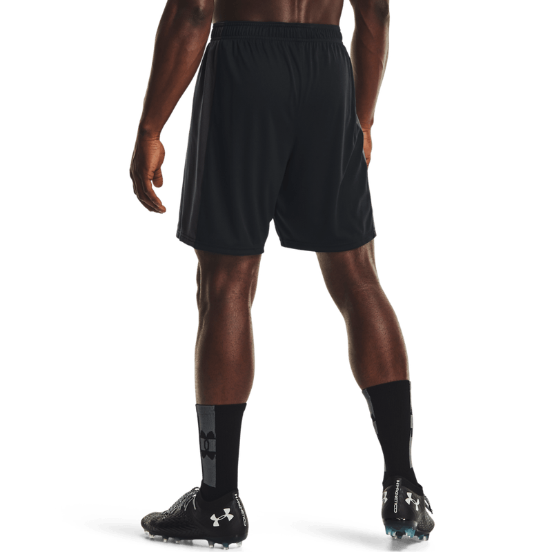 Pantaloneta-under-armour-para-hombre-Challenger-Knit-Short-para-futbol-color-negro.-Reverso-Sobre-Modelo