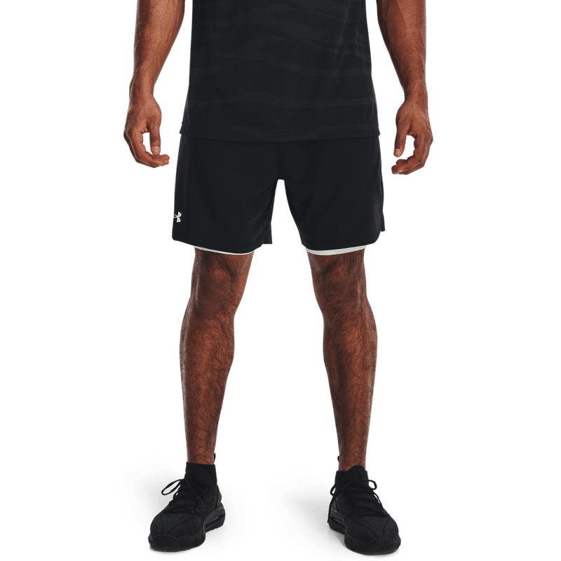 Pantaloneta-under-armour-para-hombre-Ua-Vanish-Woven-2In1-Sts-para-entrenamiento-color-negro.-Frente-Sobre-Modelo
