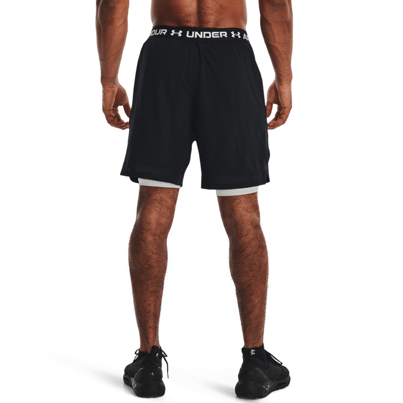 Pantaloneta-under-armour-para-hombre-Ua-Vanish-Woven-2In1-Sts-para-entrenamiento-color-negro.-Reverso-Sobre-Modelo