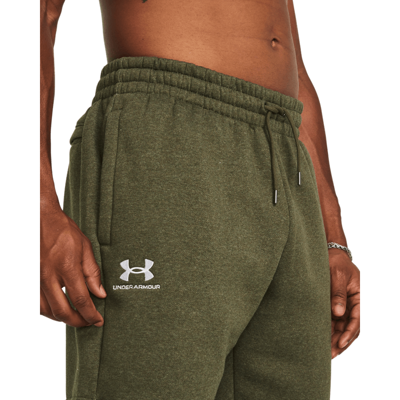 Pantaloneta-under-armour-para-hombre-Ua-Essential-Fleece-Shorts-para-entrenamiento-color-verde.-Detalle-2