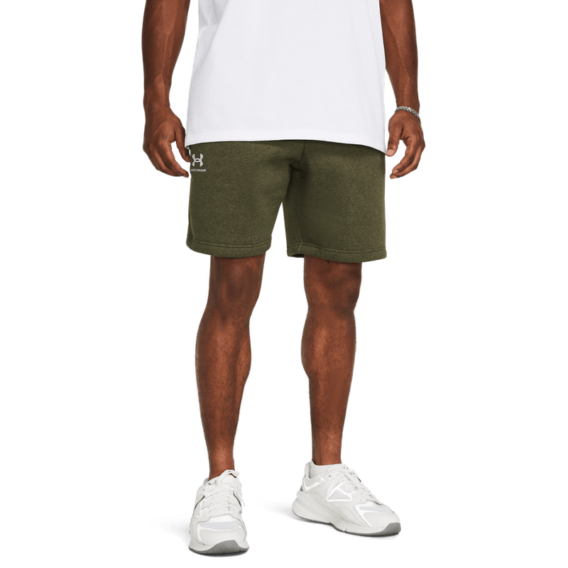 Pantaloneta-under-armour-para-hombre-Ua-Essential-Fleece-Shorts-para-entrenamiento-color-verde.-Frente-Sobre-Modelo