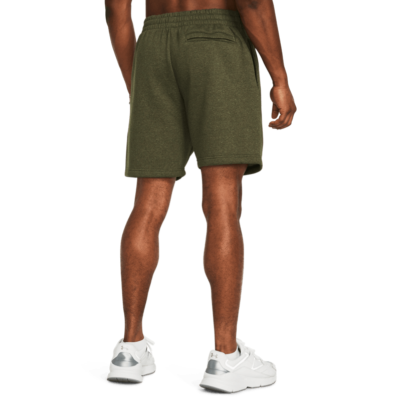 Pantaloneta-under-armour-para-hombre-Ua-Essential-Fleece-Shorts-para-entrenamiento-color-verde.-Reverso-Sobre-Modelo