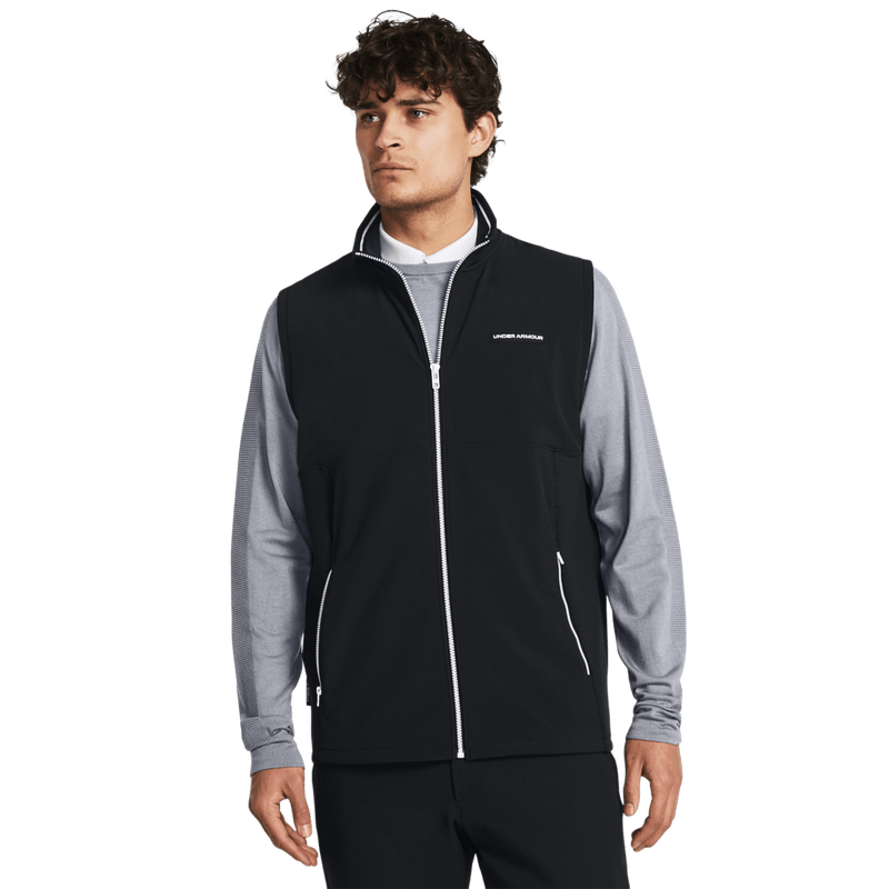 Chaleco-under-armour-para-hombre-Ua-Storm-Daytona-Vest-para-golf-color-negro.-Frente-Sobre-Modelo