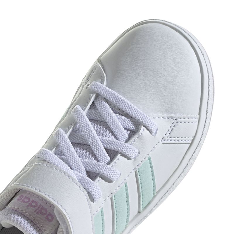 Tenis-adidas-para-niño-Grand-Court-2.0-El-K-para-moda-color-blanco.-Detalle-2
