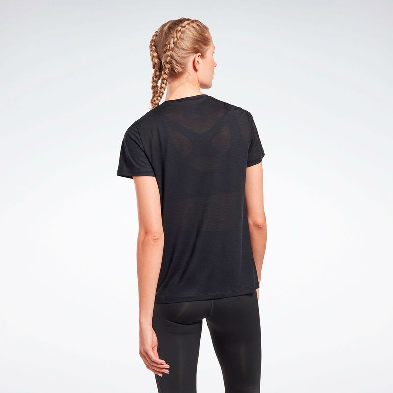 Camiseta-Manga-Corta-reebok-para-mujer-Id-Train-Activchill-Tee-para-entrenamiento-color-negro.-Reverso-Sobre-Modelo