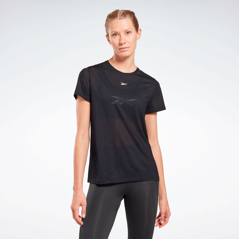 Camiseta-Manga-Corta-reebok-para-mujer-Id-Train-Activchill-Tee-para-entrenamiento-color-negro.-Frente-Sobre-Modelo