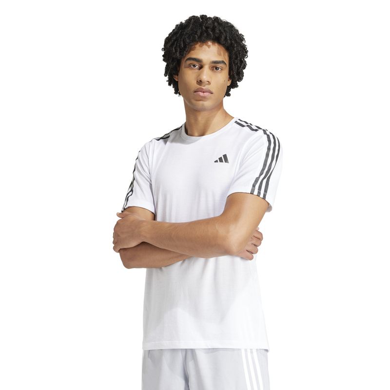 Camiseta-Manga-Corta-adidas-para-hombre-Otr-E-3S-Tee-para-correr-color-blanco.-Frente-Sobre-Modelo