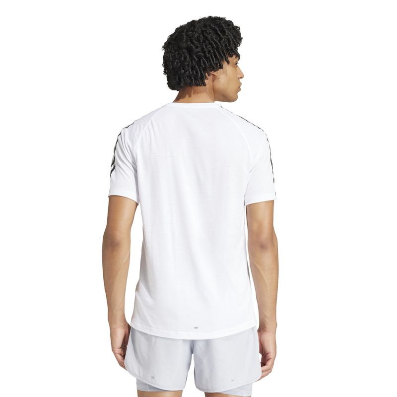 Camiseta-Manga-Corta-adidas-para-hombre-Otr-E-3S-Tee-para-correr-color-blanco.-Reverso-Sobre-Modelo