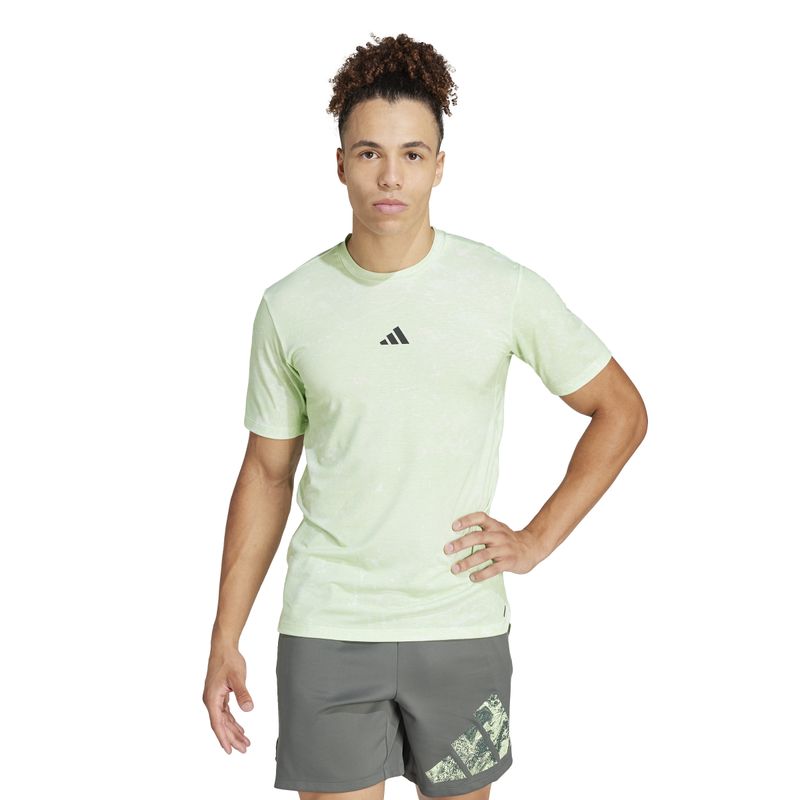 Camiseta-Manga-Corta-adidas-para-hombre-Wo-Pow-Tee-para-entrenamiento-color-verde.-Frente-Sobre-Modelo