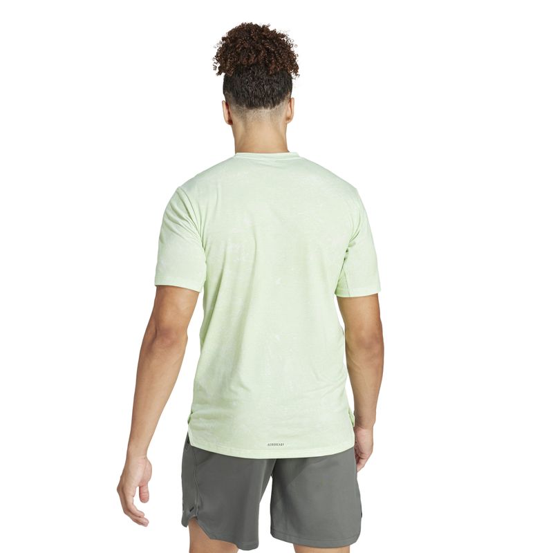 Camiseta-Manga-Corta-adidas-para-hombre-Wo-Pow-Tee-para-entrenamiento-color-verde.-Reverso-Sobre-Modelo